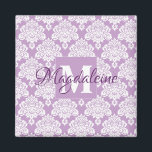 Aimant Lavande violet Damask Monogramme avec nom magnétiq<br><div class="desc">Ce joli aimant présente un motif damassé blanc sur un lavande ou un arrière - plan violet clair. Le design est personnalisé avec une lettre initiale monogramme ainsi qu'un nom personnalisable. Ce joli motif féminin en fait un grand cadeau pour toute femme ou fille.</div>