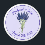 Aimant Lavandula Lavender Floral Purple Mariage Favoriser<br><div class="desc">Le design présente une illustration originale d'un bouquet de lavande violette, une étable de jardin populaire comme plante ornemental et herbe culinaire. Utilisée fraîche, séchée et comme huile essentielle en médecine et en cosmétique, la fleur de lavande vivace (lavandula) est connue pour son parfum parfumé. Ce design floral est également...</div>