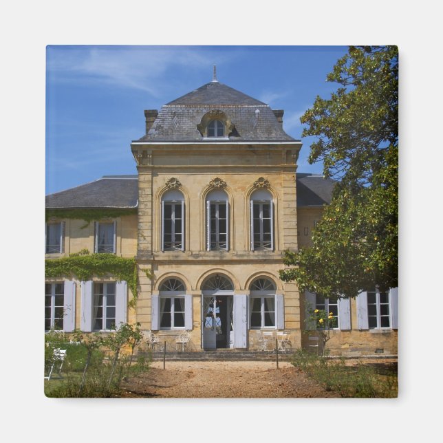 Aimant Le bâtiment principal du château, rénové par (Devant)
