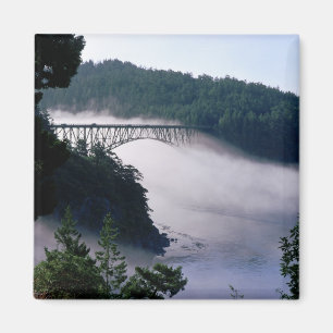 Aimant Le brouillard dérive sous le pont Deception Pass à