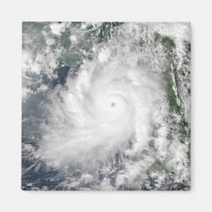 Aimant Le cyclone Giri se déplace au-dessus de la Birmani