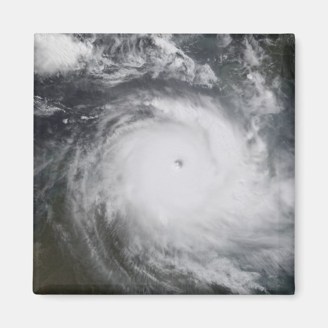 Aimant Le cyclone Monica dans l'océan Pacifique Sud (Devant)