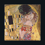 Aimant Le Kiss, Gustav Klimt<br><div class="desc">Le Kiss (Der Kuss original) a été peint par Gustav Klimt, et est probablement son oeuvre la plus célèbre. Il a commencé à y travailler en 1907 et c'est le point culminant de sa soi-disant "période d'or". Il représente un couple, dans différentes nuances d'or et de symboles, partageant un baiser...</div>