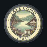 Aimant Le lac de Côme Italie Illustration Insigne d'art d<br><div class="desc">Le design d'art peint du lac de Côme. Le lac de Côme,  situé dans la région de Lombardie,  dans le nord de l'Italie,  est une station balnéaire haut de gamme connue pour ses paysages spectaculaires,  située au pied des Alpes.</div>