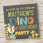 Aimant Le Merci d'anniversaire de la petite Dino Dinosaur<br><div class="desc">Composé de la typographie manuscrite sans serif amusante; dinosaures T-REX mignons en arrière-plan C'est conçu par Select Party Supplies,  exclusif pour Zazzle. Disponible ici : http://www.zazzle.com/store/selectpartysupplies</div>