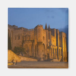 Aimant Le Palais des Papes à Avignon au coucher du soleil
