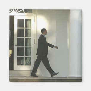 Aimant Le président Barack plongé dans ses pensées alors