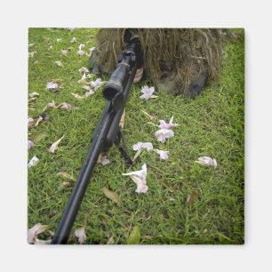 Aimant Le soldat pratique la tactique de tireur isolé