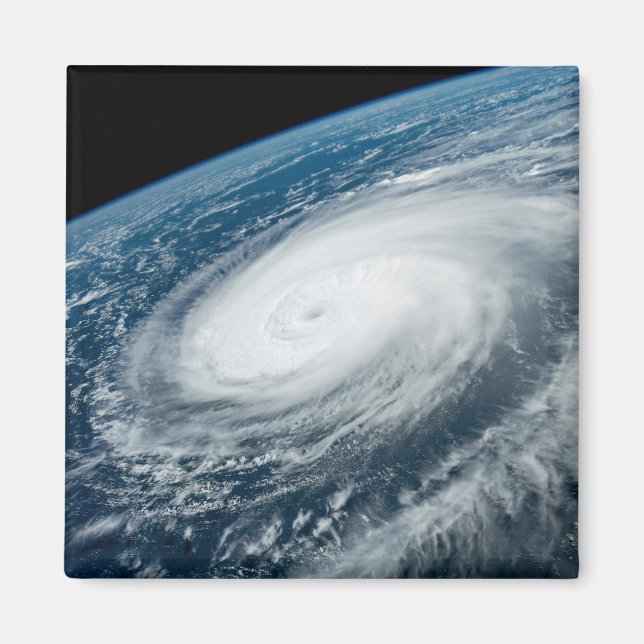 Aimant Le typhon Hinnamnor. (Devant)