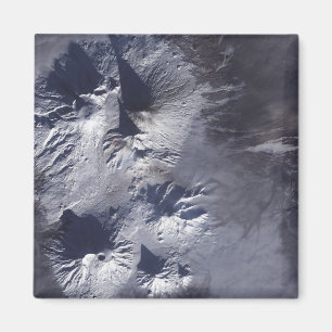Aimant Le volcan de Bezymianny montre une plume modeste