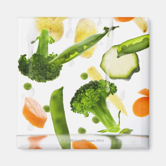 Aimant Légumes frais avec de l'eau tombant dans un bol (Devant)