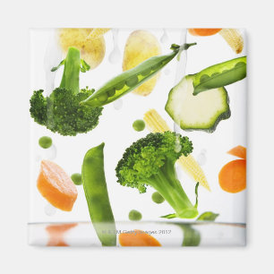 Aimant Légumes frais avec de l'eau tombant dans une