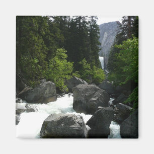 Aimant Les chutes de Vernal au loin à Yosemite