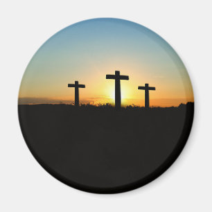 Aimant Les croix de crucifixion au coucher du soleil