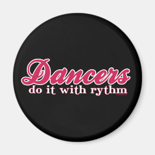 Aimant Les danseurs le font avec le rythme