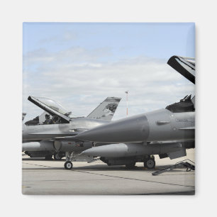 Aimant Les Falcons F-16 de combat attendent pour lancer