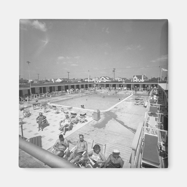 Aimant Les gens se détendre dans la piscine extérieure B& (Devant)