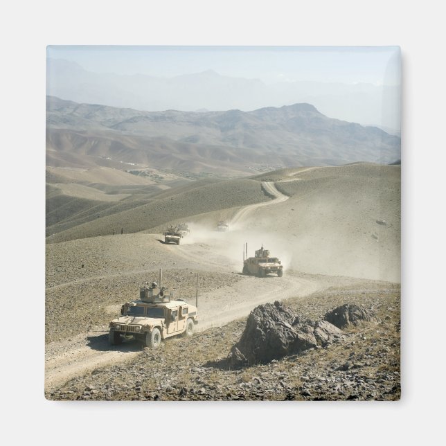 Aimant Les humains traversent des routes de montagne acci (Devant)
