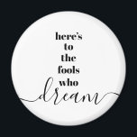 Aimant Les imbéciles qui rêvent Citer Gras Noir Blanc Typ<br><div class="desc">"Voilà pour les imbéciles qui rêvent." Faites partie de ceux qui laissent toujours leur optimisme contrôler leur vision et leurs aspirations. Cet aimant à la fois sombre, moderne, graphique et minimaliste combine une typographie de san-serif audacieuse et un script de calligraphie manuscrit, le tout en noir et blanc. Vous avez...</div>