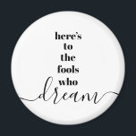 Aimant Les imbéciles qui rêvent Citer Gras Noir Blanc Typ<br><div class="desc">"Voilà pour les imbéciles qui rêvent." Faites partie de ceux qui laissent toujours leur optimisme contrôler leur vision et leurs aspirations. Cet aimant à la fois sombre, moderne, graphique et minimaliste combine une typographie de san-serif audacieuse et un script de calligraphie manuscrit, le tout en noir et blanc. Vous avez...</div>
