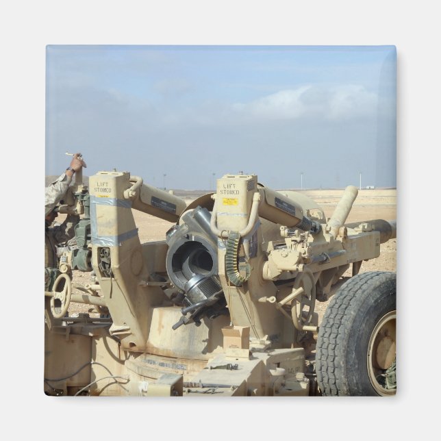 Aimant Les Marines américains se préparent à tirer un obu (Devant)