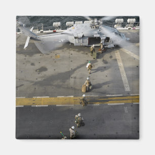 Aimant Les marines disposent à embarquer un MH-60S