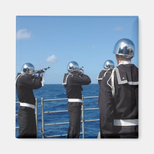 Aimant Les marins mettent le feu à un salut d'arme à fe