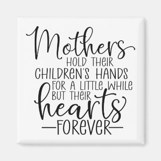 Aimant Les mères tiennent la main de leurs enfants pour u