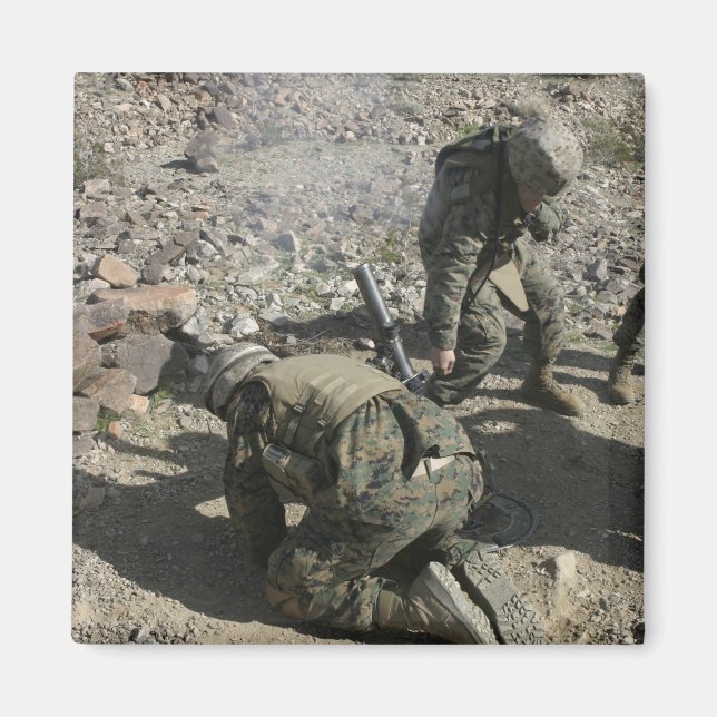 Aimant Les mortiers couvrent leurs oreilles et évitent le (Devant)