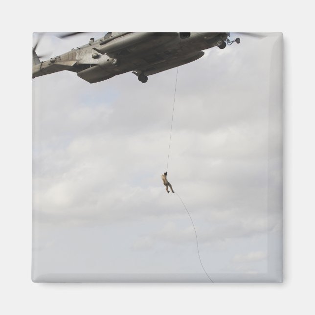 Aimant Les pararémen de la Force aérienne conduisent une  (Devant)