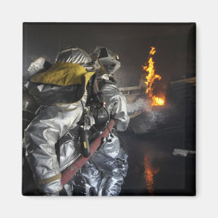 Aimant Les pompiers éteignent un incendie dans un entraîn