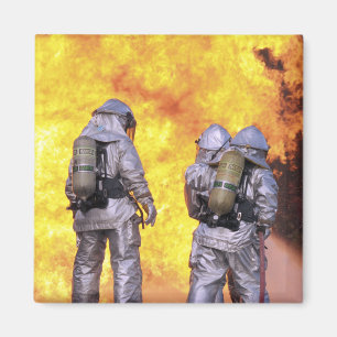 Aimant Les pompiers éteignent un incendie d'avion