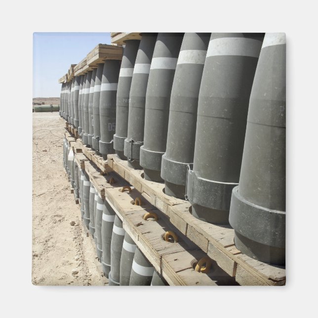 Aimant Les rangées de munitions sont empilées et préparée (Devant)