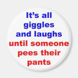 Aimant Les rires bébêtes et rit le pantalon de pipi