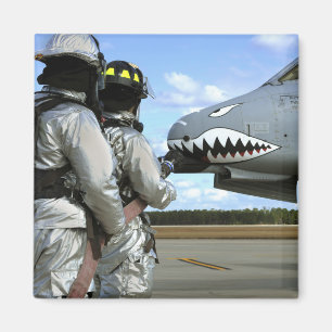 Aimant Les sapeurs-pompiers déploient un tuyau d'incendi