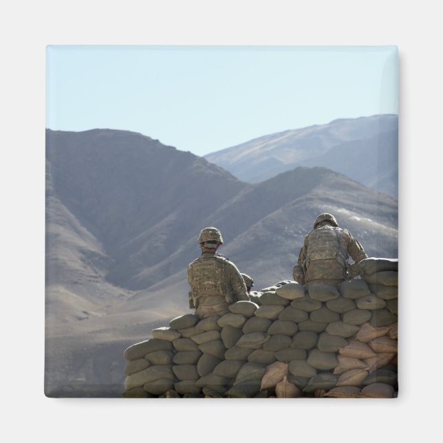 Aimant les soldats gèrent du matériel de communication (Devant)