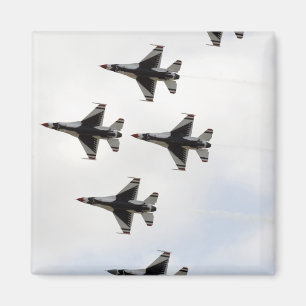 Aimant Les Thunderbirds forment une formation de delta de