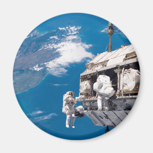 Aimant L'espace astronaute au-dessus de la Terre