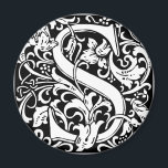 Aimant Lettre S Monogramme médiéval Art Nouveau<br><div class="desc">Ce S initial fait partie d'une série complète d'initiales typographiques inspirées du coque supérieur William Morris. Le lettrage noir et blanc est très décoratif, stylisé selon la typographie soignée du moyen-âge. Joli et tendance, c'est un monogramme chic vintage S - lettre S- tourbillonnant S. Customisez ce monogramme vintage en changeant...</div>