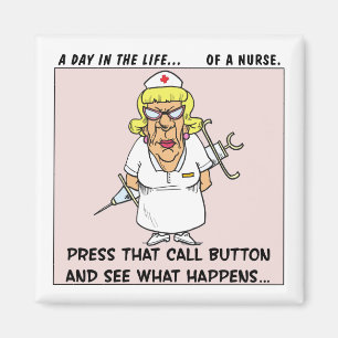 Aimant L'infirmière fâchée menace des patients par la