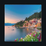 Aimant Littoral | Varenna, Lombardie, Italie<br><div class="desc">Cette photo extraordinaire de Getty Images présente un coucher de soleil sur le village traditionnel de Varenna sur la rive du lac de Côme,  province de Lecco,  Lombardie,  Italie.</div>