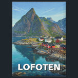Aimant Lofoten Norvège Travel<br><div class="desc">L'archipel des îles Lofoten, qui longe le cercle arctique au large de la côte nord de la Norvège, est un royaume de contrastes dramatiques et de beauté élémentaire. Les pics granitiques s'élèvent fortement des fjords verriers et des ports abrités, leurs sommets souvent poussiérés de neige même en été. Des villages...</div>