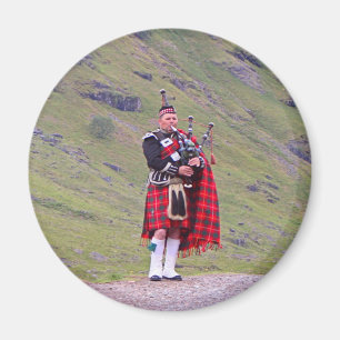 Aimant Lone Scottish bagpiper, Highlands, Écosse
