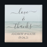 Aimant Love & Thanks Beach Front Vintage Hawaiian Mariage<br><div class="desc">Donnez à vos invités un souvenir à votre mariage et à votre express votre coeur a senti la gratitude avec cet élégant aimant en face de la plage arrière - plan et une calligraphie disant "amour & merci!". Personnalisez le nom et la date du mariage.</div>