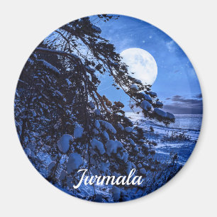Aimant Lune sur le sapin neigeux et la côte de la mer la