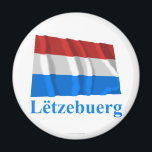Aimant Luxembourg Drapeau avec nom en luxembourgeois<br><div class="desc">Le drapeau de votre pays favori — que ce soit votre patrie ancestrale, ou l'endroit qui a attiré votre imagination — est une excellente façon de montrer au monde où votre coeur et votre esprit adoreraient être. Peu importe si vous y êtes allé ou pas, vous pouvez toujours afficher le...</div>
