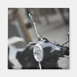 Aimant Madrid, scooter Vespa noir
