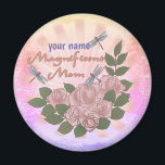 Aimant Magnificent Mom Roses custom name<br><div class="desc">Magnificent Mom custom name magnet by ArtMuvz Illustration. matching mom apparel, Mom t-shirts, mothers day gifts for Mother, Grandma. Mom T-shirts, birthday gifts and apparel. To personalize click on "personalize this template" then edit the fields provided for your custom gift. You can add your name or add text instead. Customize...</div>