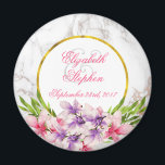 Aimant Magnolias aquarelle, Mariage de texture Marbre bla<br><div class="desc">Un aimant mariage au design moderne et élégant - une texture imitation marbre en blanc compose l'arrière - plan. La couche supérieure est un cadre avec une fausse bordure en feuille d'or. De grandes fleurs de magnolia d'aquarelle rose et violet aux accents de feuilles vertes ornent le décor.</div>