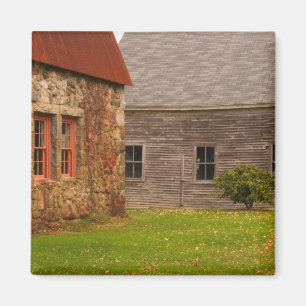 Aimant Maine, Ancien bâtiment en pierre et grange en boi